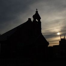 夕日でシルエットを描く教会