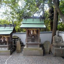 佐治神社（中央）。