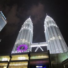 買いものに飽きたら、噴水や夜景を楽しめる