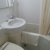 少し狭いバスタブです。