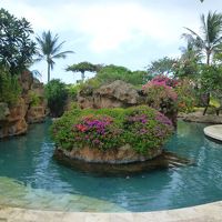 ホテル内を流れるプール