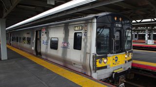ロングアイランドレイルロード（LIRR)ロングアイランド各地とニューヨークを結ぶ。観光客には空港連絡列車の利用が多い！