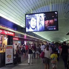 地下コンコースはちょっとしたショッピングモール