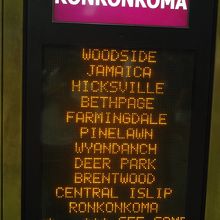 ホームへの階段に停車駅が表示されます。ちゃんと降りる駅を確認