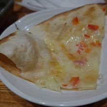 ピザが出てきてこの後、チャーハンが出ました