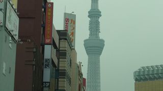 雷門からでも、このように見られます。