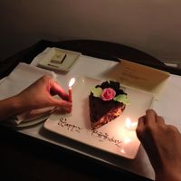 記念日に、ホテルからのプレゼント。甘さ控えめ美味でした！