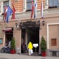 入口から十数メートル中で入りフロントへ