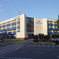 空港前から見たホテル外観