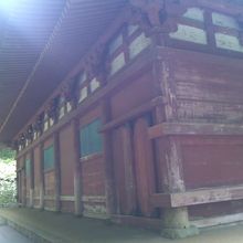 裏側から見た釈迦堂も味わいがあります