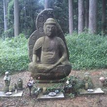 訪れる人も稀な弥勒石仏の様子