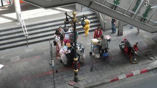 歩道橋の下で営業中