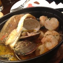 ブイヤベース。たっぷりと量があります。