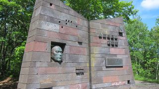 小樽駅の裏手、見晴らしの良い旭展望台の近くにある