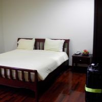 ２Roomのうちの１部屋。キングサイズベッドの寝室。