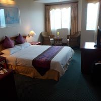 部屋は少々狭いが、清潔で綺麗に整えられている。