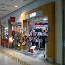 いろんなジャンルのお店が並びます。