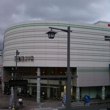 駅前にそびえたちます。