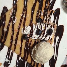 デザートのクレープです。ソースは選べます。