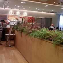 カフェコーナーの仕切りです。