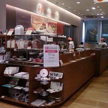 パンと文具が同居。