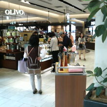 ショーケースにピザ、後ろにオイルが並んでいました。