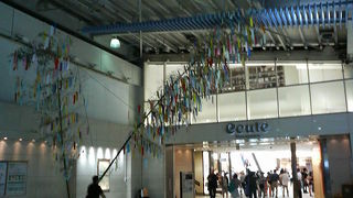 別館や２階などもあり歩きがい十分のエキナカ