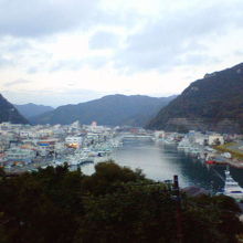 下田の中心部から、入り江を挟んだ対岸に聳えています。