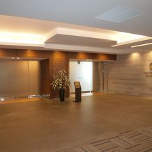 出国審査すぐのところにあります。入口は１か所です。