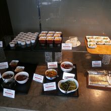 日本のエアラインらしく、和食もあります。