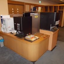 ソフトドリンクのコーナーです。アルコールは係員に注文します。