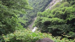 目の前に滝が迫ります