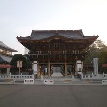 成田山新勝寺の総門です。ここから入ります。