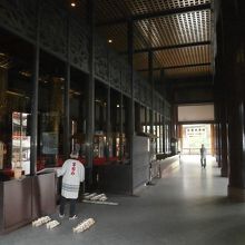 朝のお勤めでも中に入り、お参りすることができます。