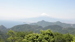 富士山と駿河湾が望めるスポットです。