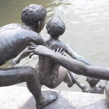 ピープル オブ ザ リバー像 