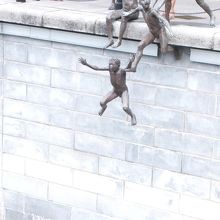 ピープル オブ ザ リバー像 