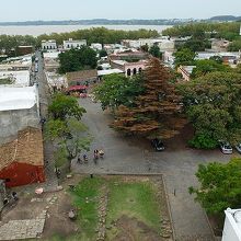 灯台から見たマトリス教会（画像右上）