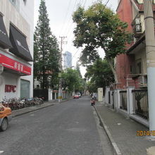 華亭路はケンタッキーの脇から伸びる。