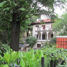 花園住宅、庭の奥に邸宅がある。