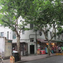 延慶路沿いの商店街。地元の人で賑わいます。