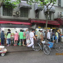 延慶路沿いの商店街。地元の人で賑わいます。