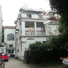 大きなベランダのある邸宅。