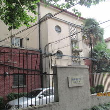 康平路６７号、丸窓がある。