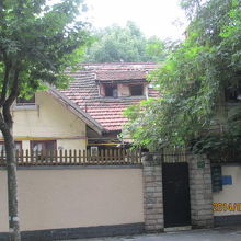 康平路１０７号、高い塀に囲まれています。