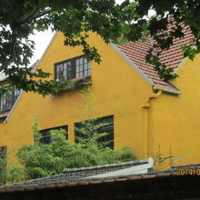 垣根の上に見える大邸宅。