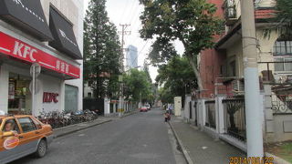 華亭路は、地下鉄常熟路駅近くの長楽路と准海中路を南北に結ぶ３５０ｍ程の短い路、１戸建ての大邸宅が並んでいます。