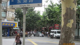 延慶路は、東湖路と富民路の交差点から南へ続く道で常熟路までの４５０ｍの道。１戸建ての大邸宅が並んでいます。