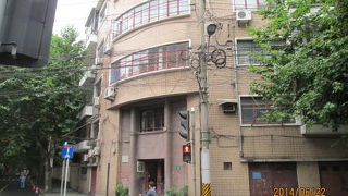 康平路は、高安路からフランス租界の西の端、華山路までの東西に結ぶ１０００ｍの道。