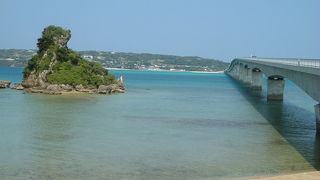 古宇利橋のたもとに位置するのんびりビーチ